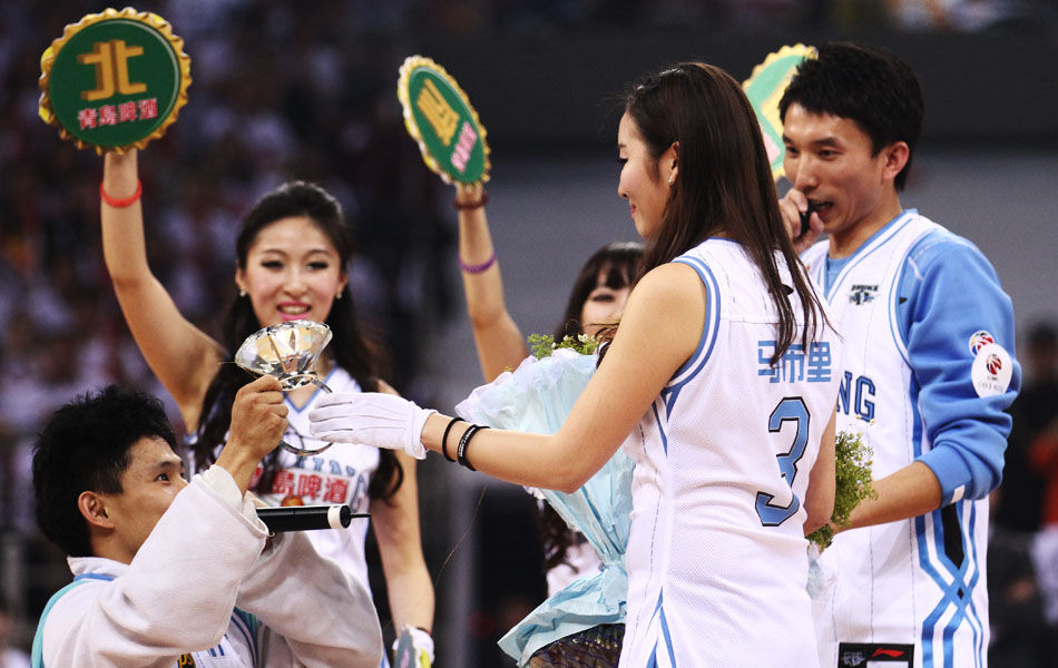 恭喜！卡里乌斯妻子确认怀孕，两人即将迎来第二个孩子（卡里乌斯妻子官宣怀孕，两人将迎来第二个宝宝）