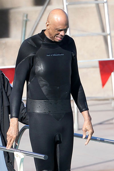 女生打高尔夫打中野鸭，鸭在湖中走，高尔夫从天上来（女子打高尔夫误中野鸭，鸭子湖中漫步，球从天而降）