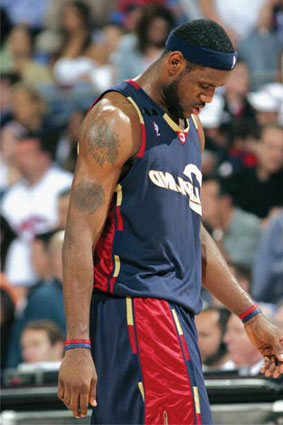 NBA：湖人惨遭大逆转 詹姆斯无力回天（NBA：湖人被翻盘，詹姆斯难挽败局）