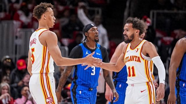 篮球湖人球迷制作大型海报欢迎队内新援（湖人球迷以巨幅海报欢迎新援加盟）